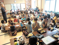 大勢の参加者で、にぎやかな昼食（夏の寺子屋）