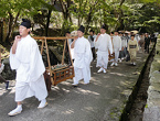 儀式のため興聖寺へ上山する行列