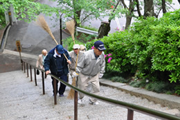 自らの意思で参道を掃除する参禅の方々。